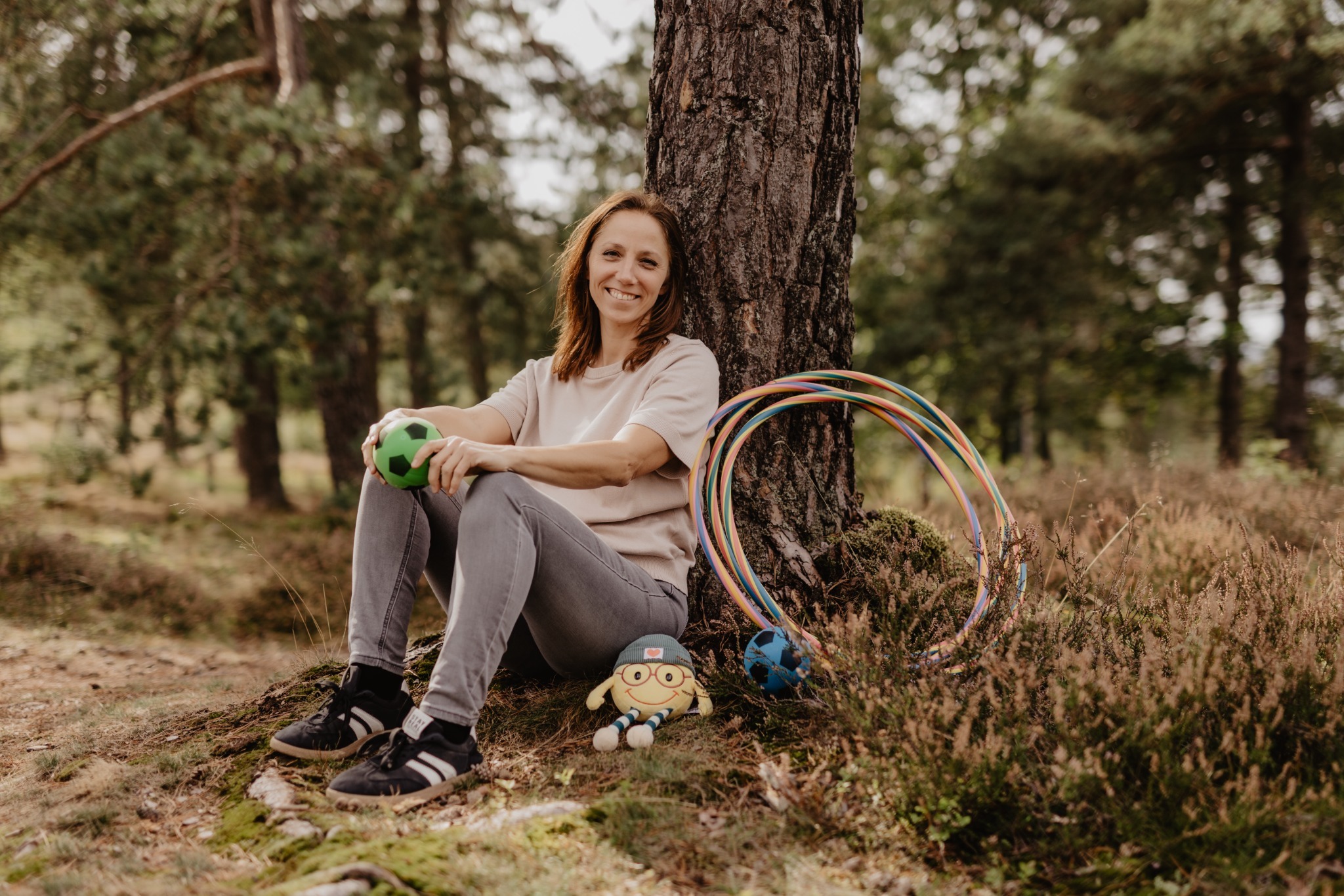 Sonja mit Ball und Reifen; KARLY® sitzt neben ihr