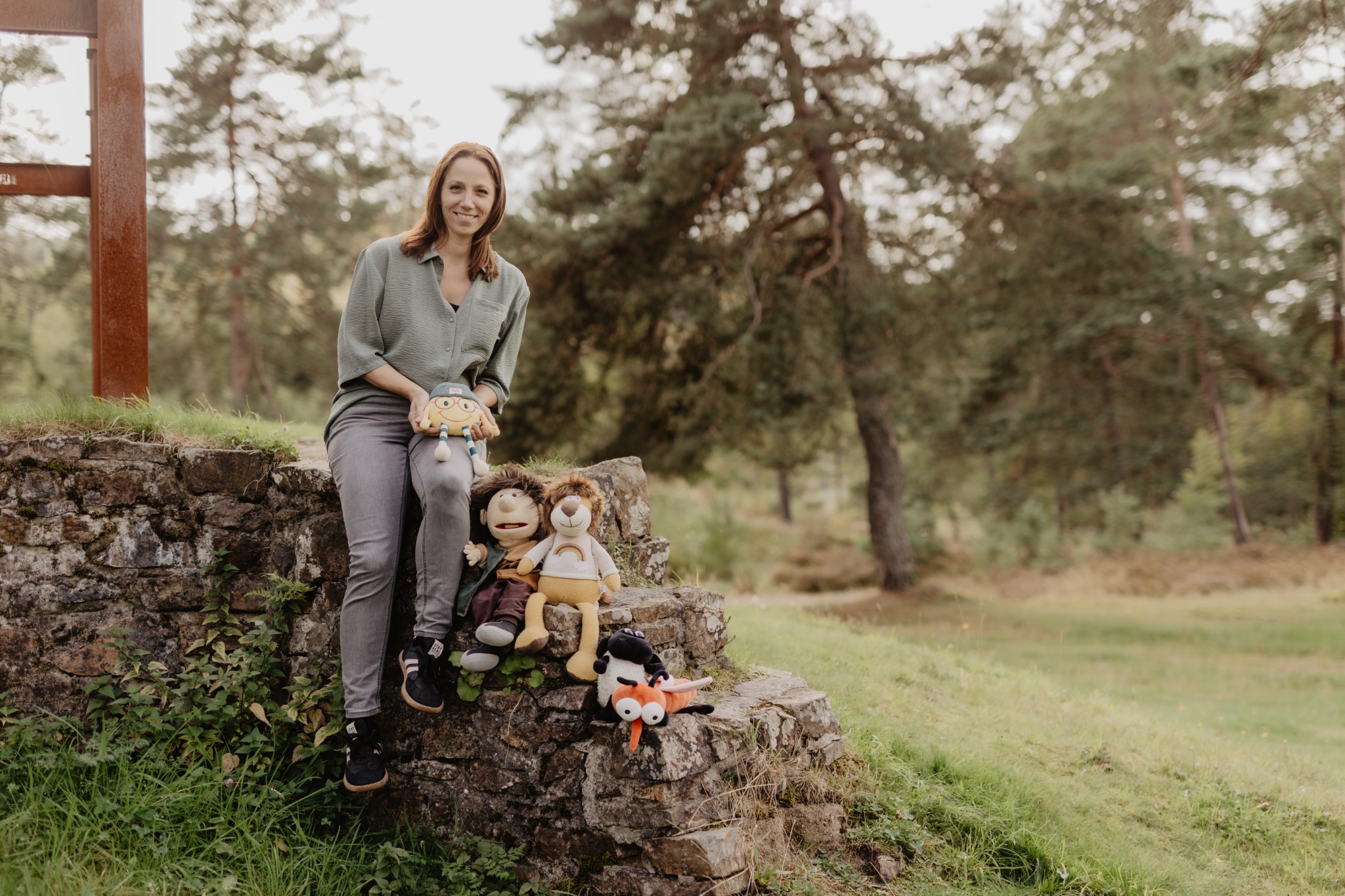 Sonja mit Handpuppen und KARLY® im Grünen